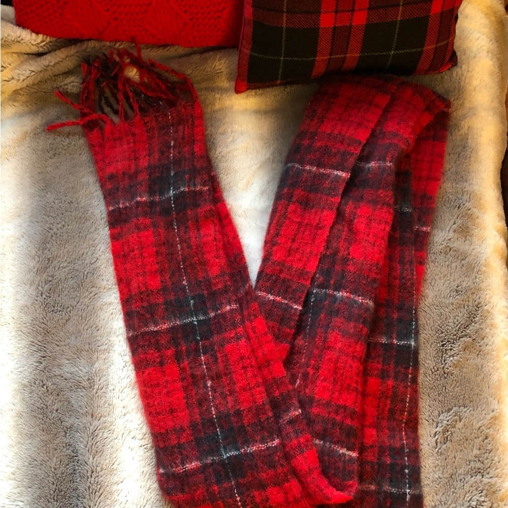 🧣NWT H&M Red Plaid Scarf🧣